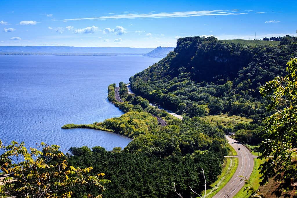 Great River Road Trip Guide: Mississippi River Stops & Itinerary